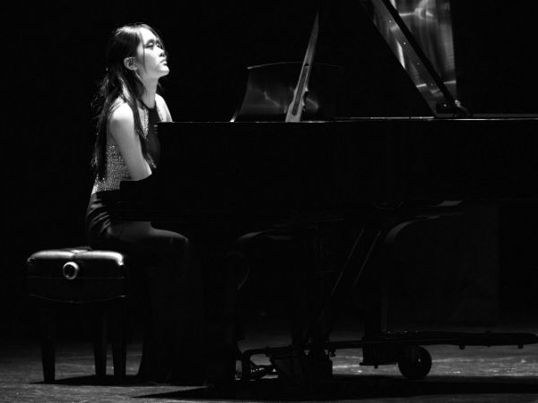 photo of natalie tan playing piano